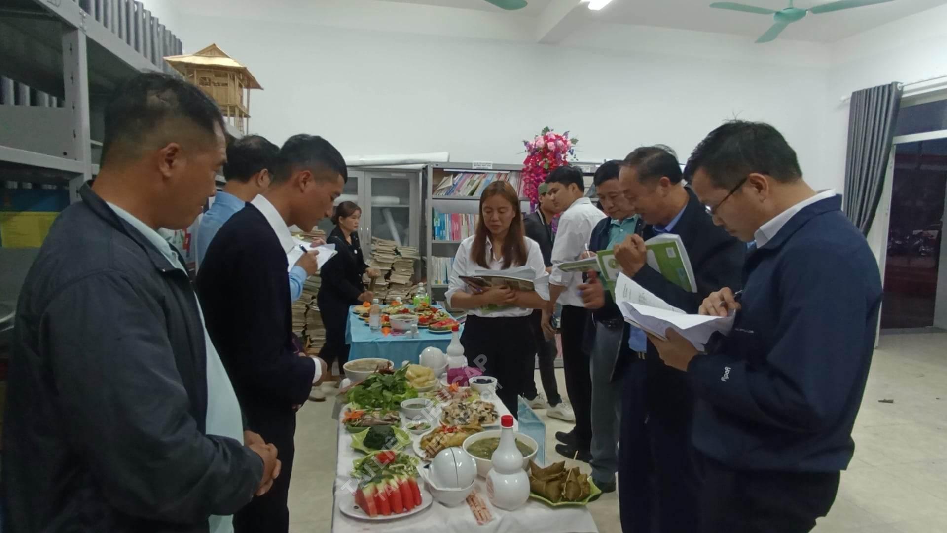Mâm cơm với các món đặc sản Con Cuông như cơm lam, cá nướng, thịt nướng