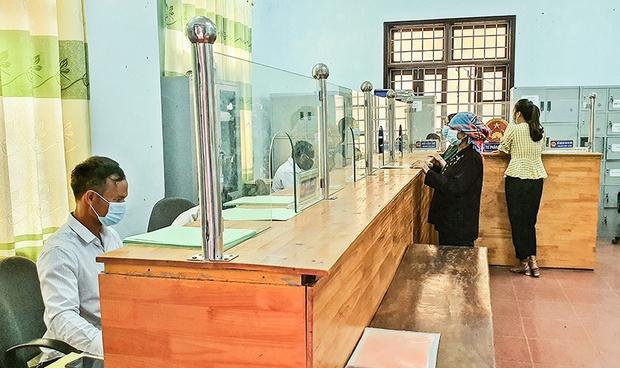 Người dân đang làm thủ tục hành chính tại trụ sở xã mới