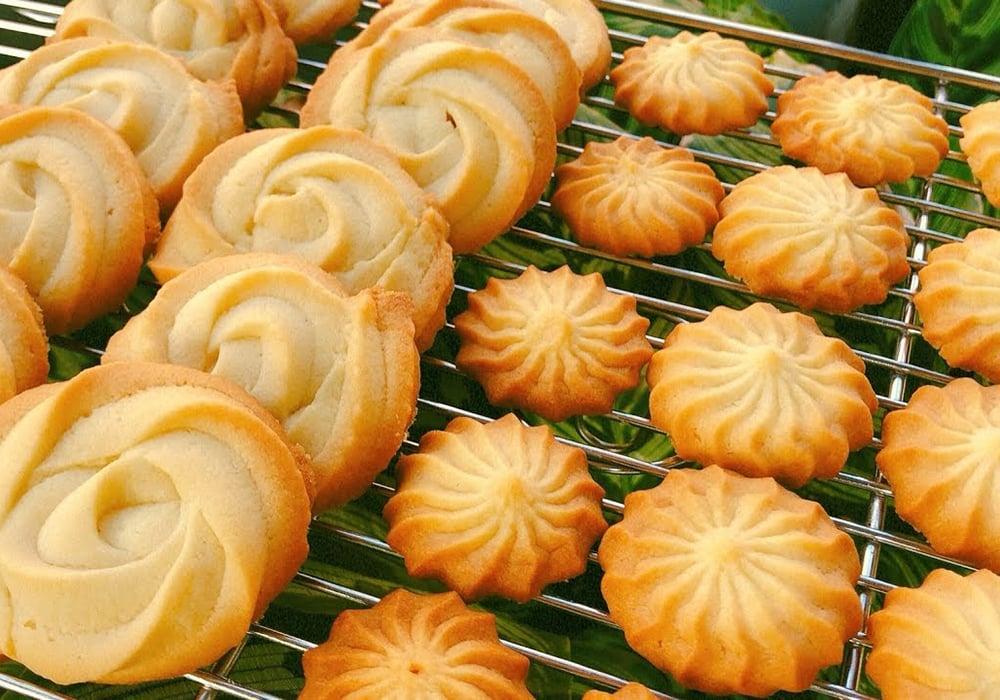 Bánh quy đang được làm nguội trên giá
