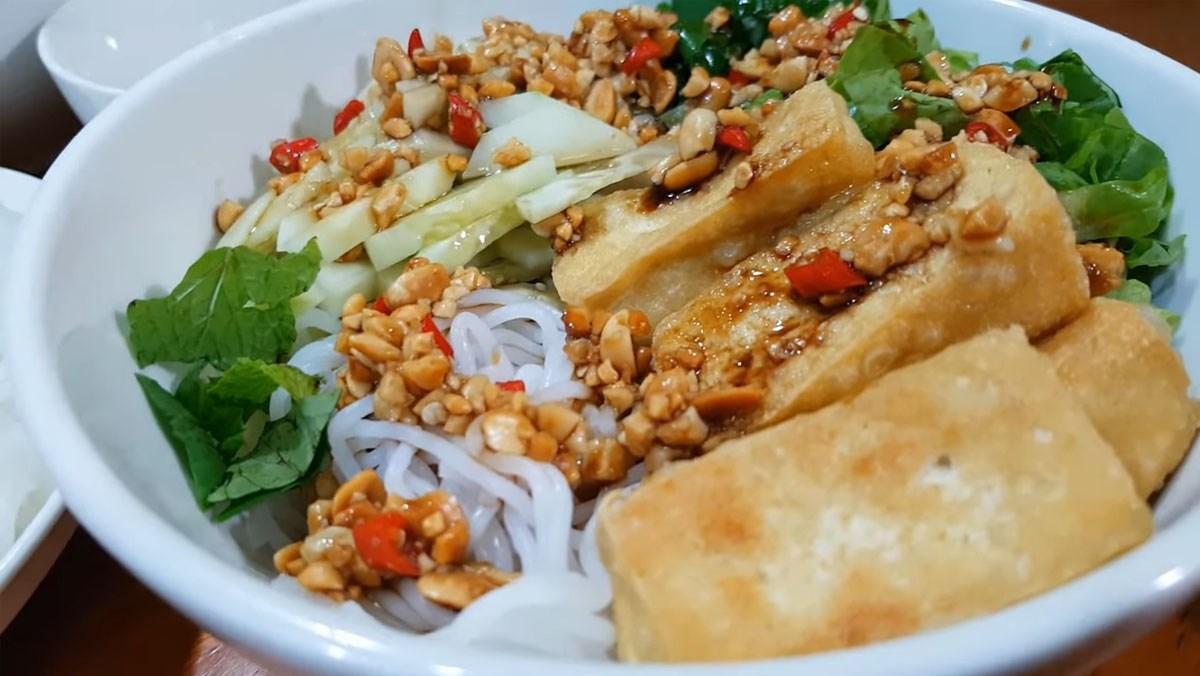 Đĩa bánh tráng chả lụa Đà Nẵng hấp dẫn với rau sống tươi ngon và nước chấm đậm đà