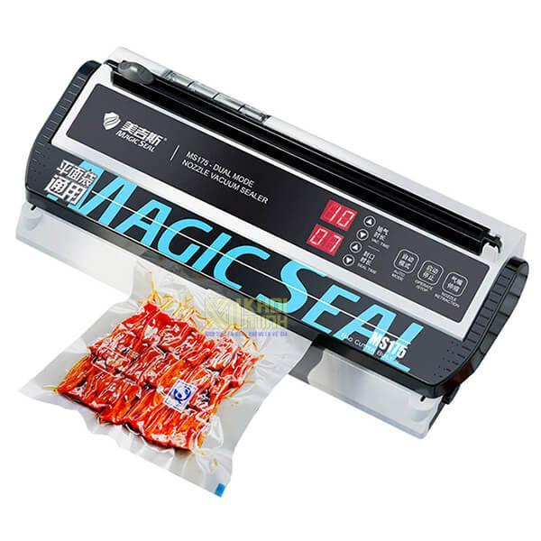 Một chiếc điều khiển TV được bọc trong màng bọc thực phẩm
