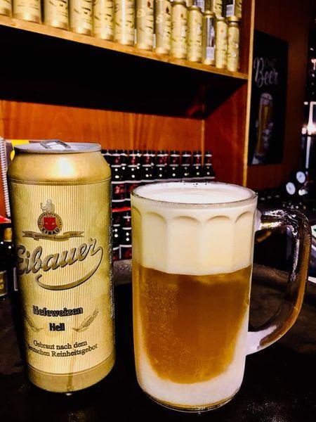 Lớp bọt bia mỏng manh và đang tan dần