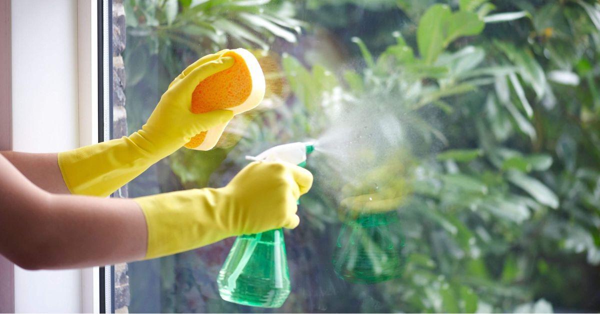 Cách lau kính hiệu quả không để lại vệt