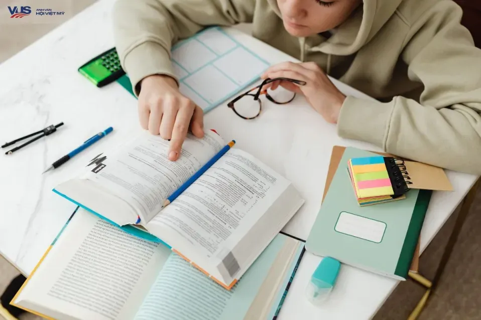 Một người đang suy nghĩ với dấu chấm hỏi lớn về Tag Questions