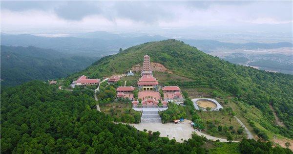 Toàn cảnh Chùa Đại Tuệ trên đỉnh núi