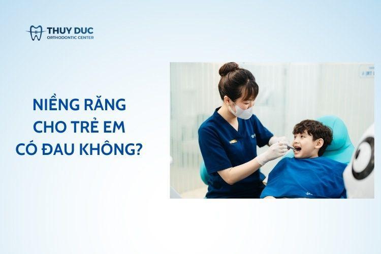 Vài viên đá lạnh và một chiếc khăn nhỏ bên cạnh