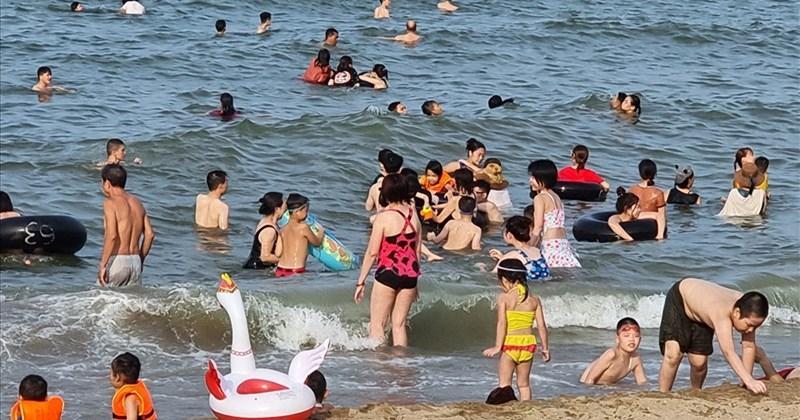 Bãi biển Cửa Lò đông vui nhộn nhịp mùa hè