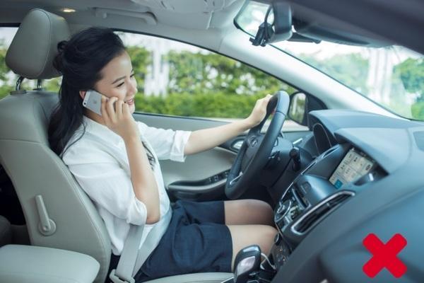 So sánh hình ảnh người làm việc tập trung và người bị xao nhãng