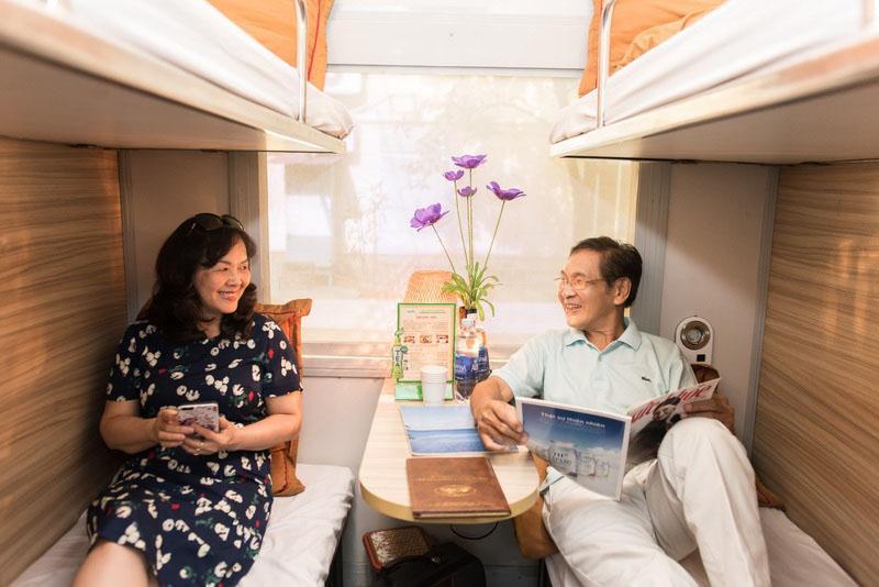 Người đang ngồi viết vào sổ tay bên cạnh giường ngủ
