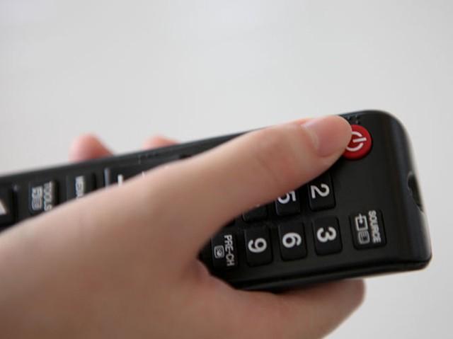 Gia đình đang xem TV màn hình sạch