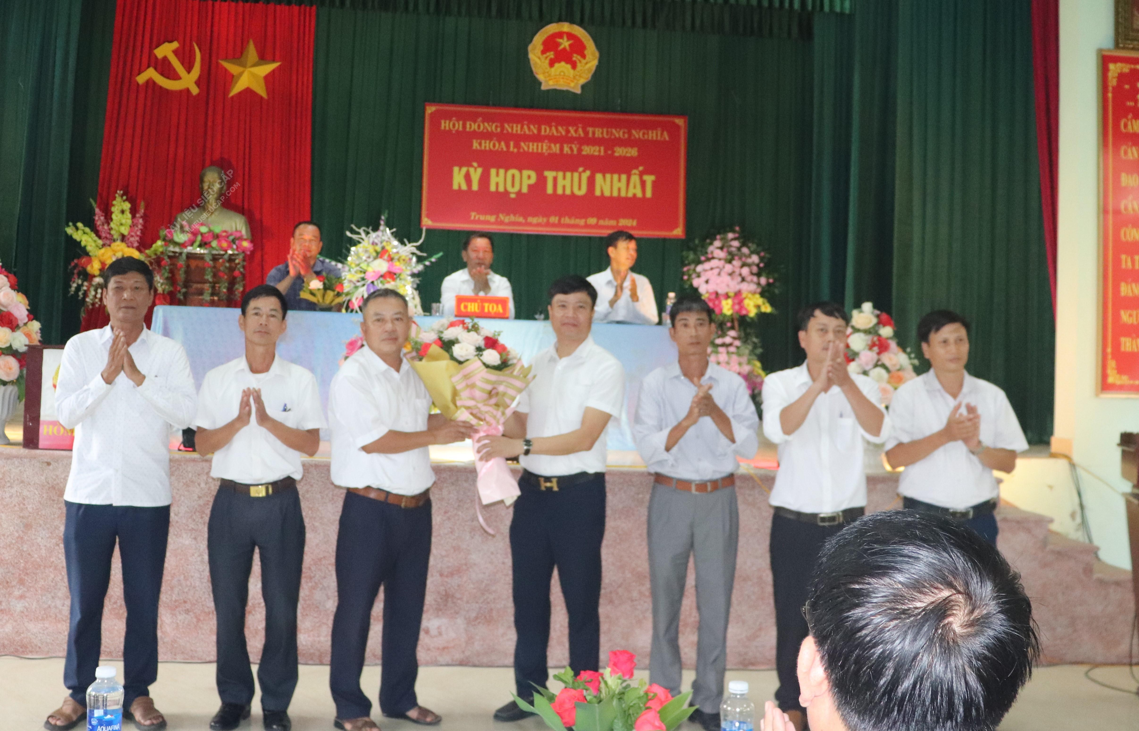 Kỳ họp Hội đồng nhân dân xã mới sau sáp nhập