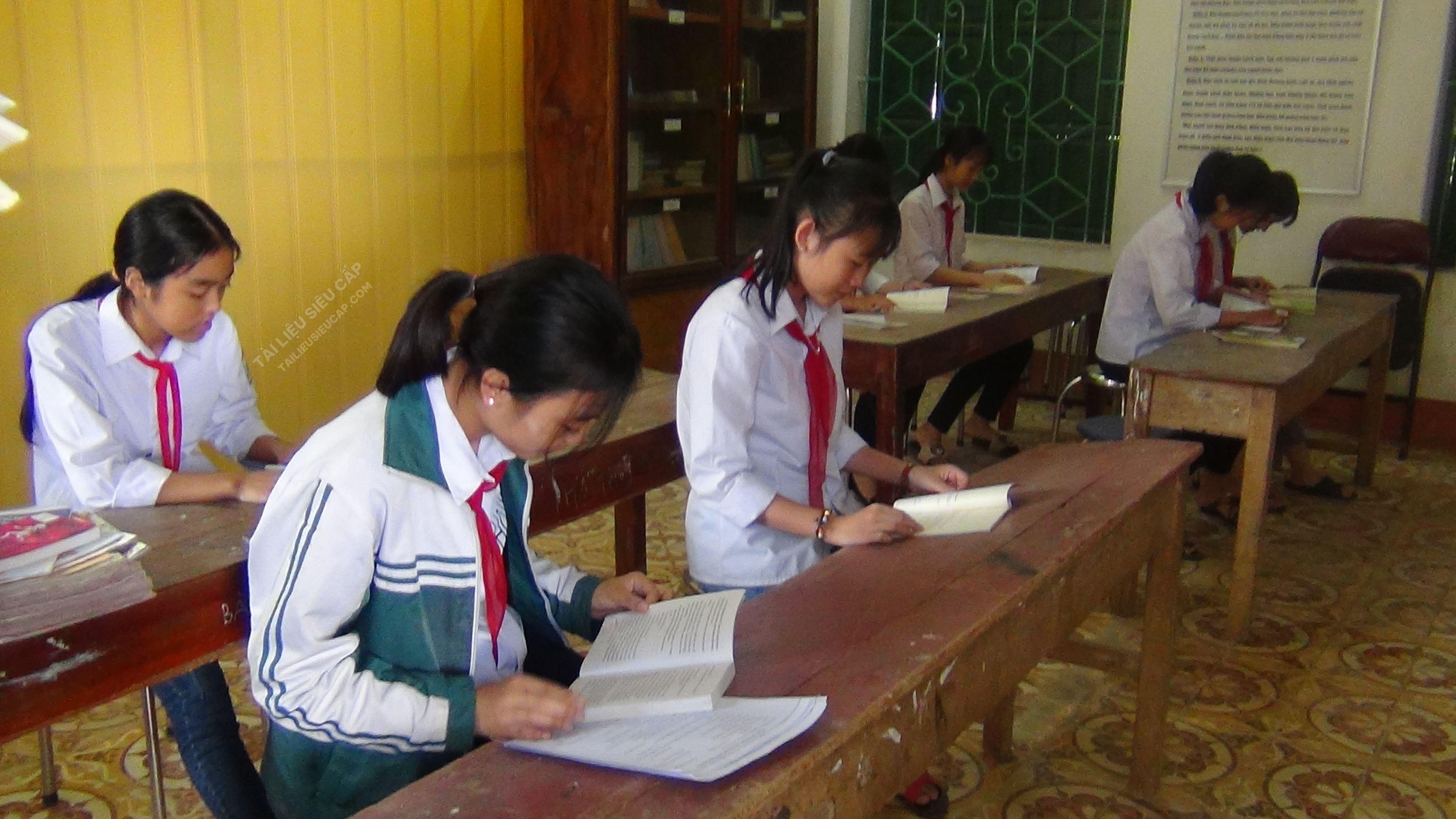 Học sinh đang chăm chú học ngữ pháp Tiếng Việt