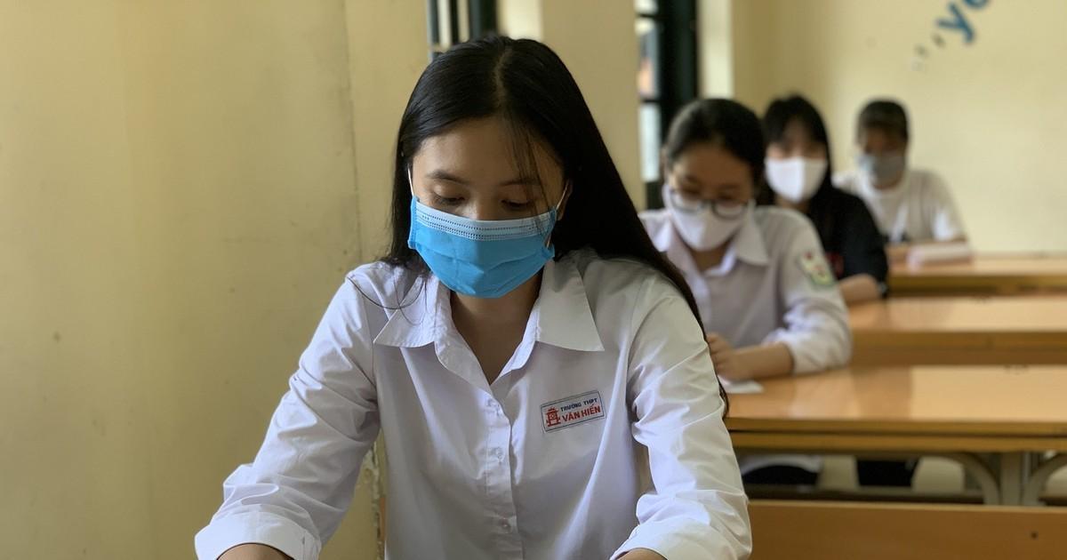 Học sinh ôn thi môn Ngữ Văn với bài thơ Việt Bắc