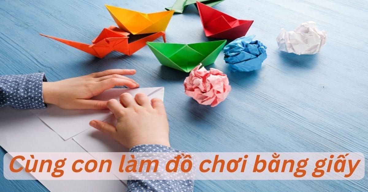 Hộp giấy đã mở và sợi dây chun bên cạnh