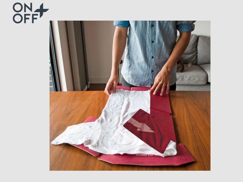 Hướng dẫn các bước cuộn áo thun kiểu quân đội