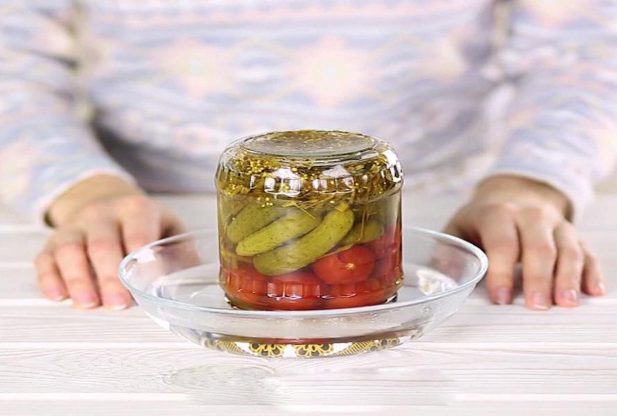 Các cách mở nắp hũ khác nhau