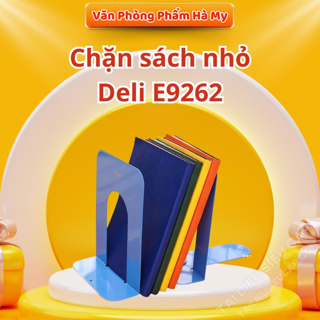 Kệ sách gọn gàng với sách được chặn bằng bìa cứng