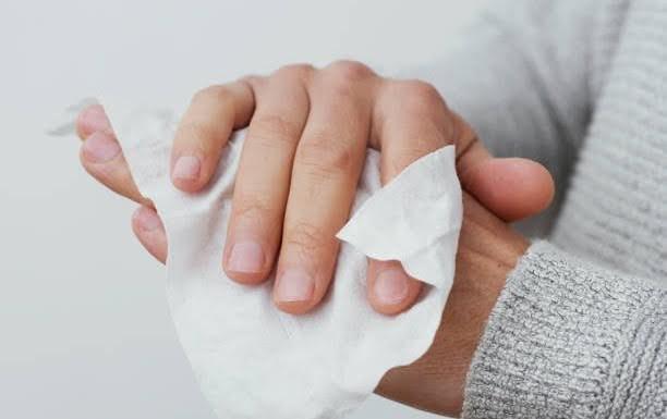 Dùng khăn ướt quấn quanh chai nước để làm lạnh nhanh