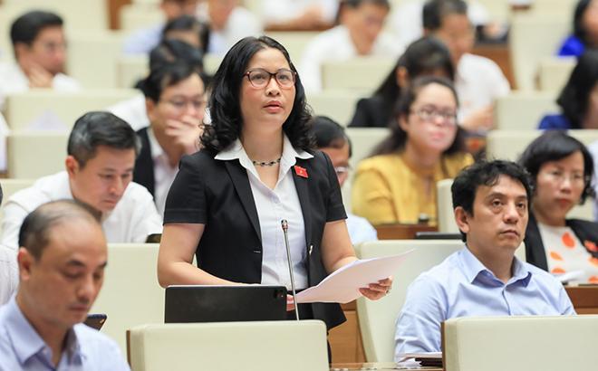 Hình ảnh người dân và cán bộ đang thảo luận, có vẻ mặt băn khoăn