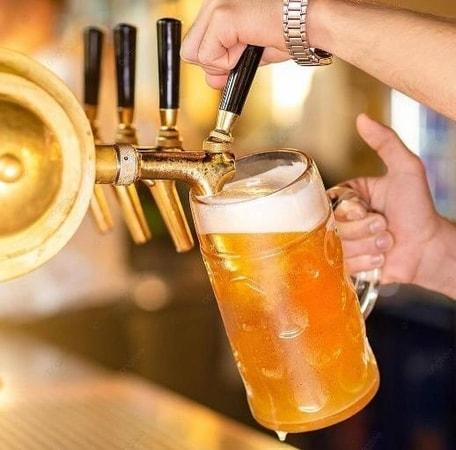 Rót bia đúng kỹ thuật vào ly nghiêng