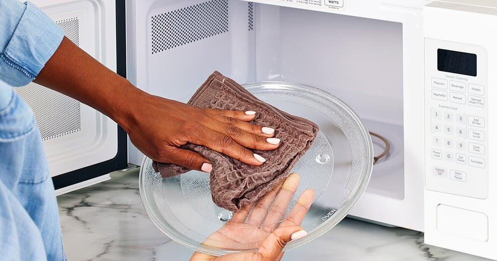 Lò vi sóng sạch bóng và thơm mát sau khi khử mùi bằng chanh
