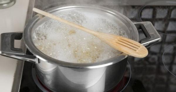 Luộc trứng với một chiếc thìa kim loại bên trong nồi