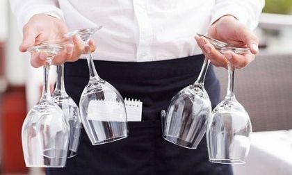 Ly cà phê sạch bóng sau khi được làm sạch bằng muối hạt