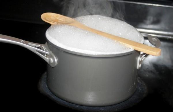 Đặt muỗng gỗ lên nồi nước sôi để chống trào