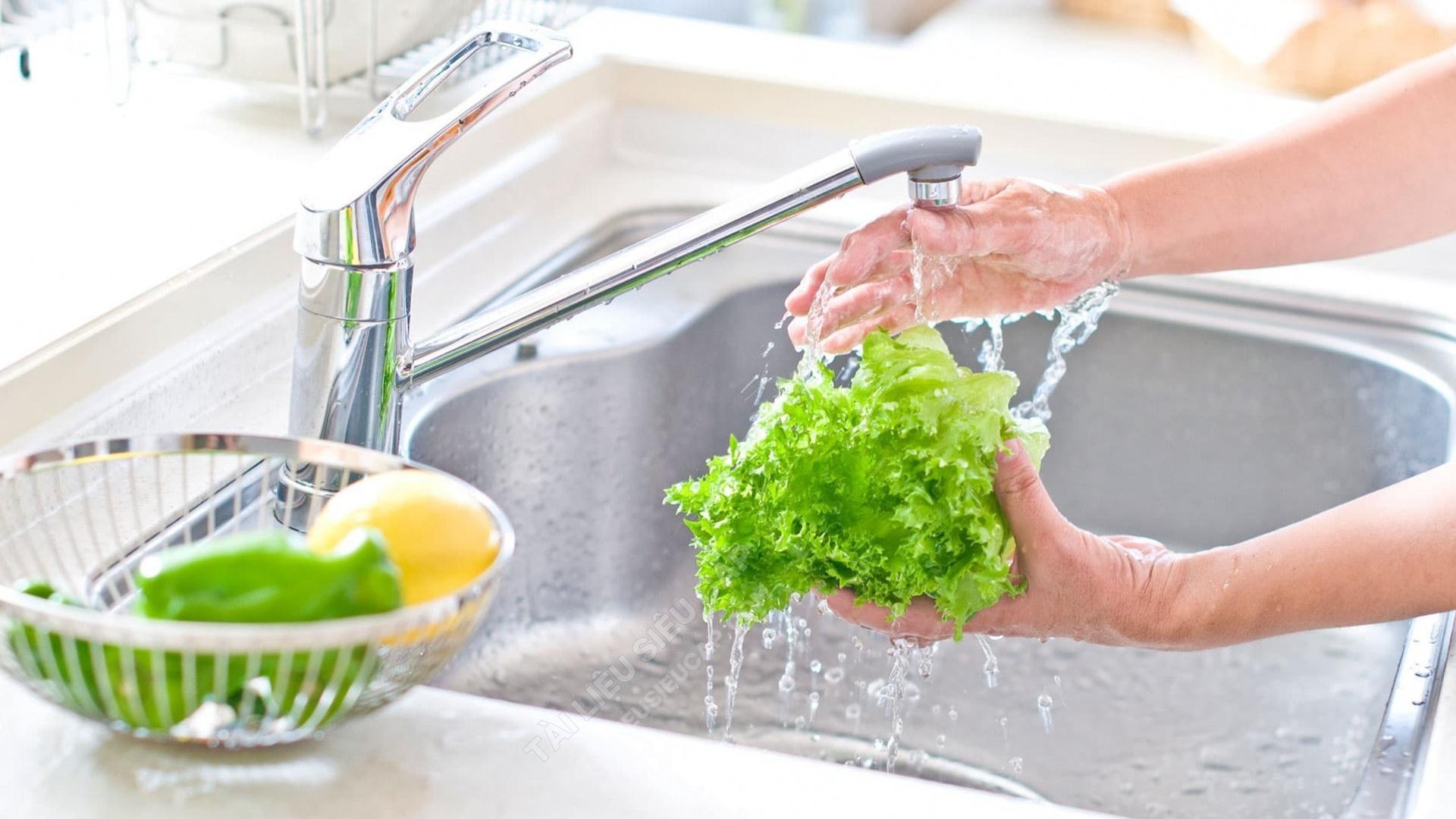 Một chậu rau đang được ngâm trong nước muối loãng