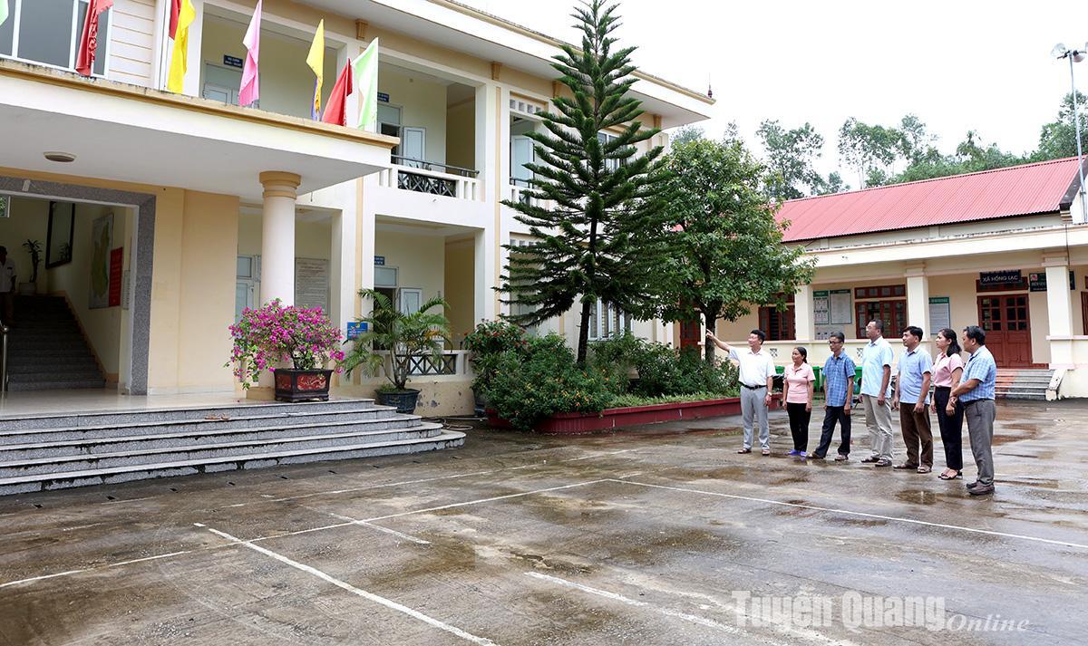 Người dân tìm hiểu thông tin về sáp nhập xã