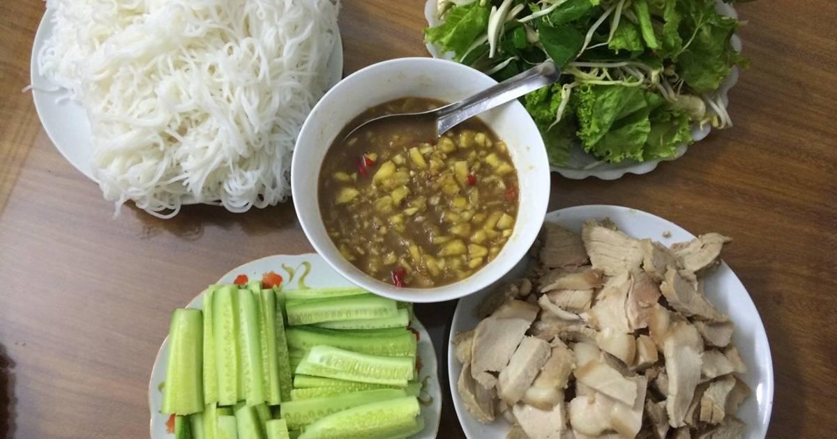Các nguyên liệu chính để làm bánh tráng chả lụa Đà Nẵng: bánh tráng, chả lụa, rau sống, mắm nêm