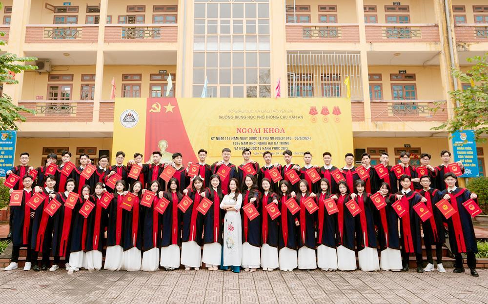 Sinh viên vui mừng với kết quả thi tốt