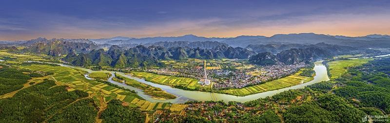 Thuyền du lịch trên sông Giăng, Con Cuông với khung cảnh núi non hai bên bờ