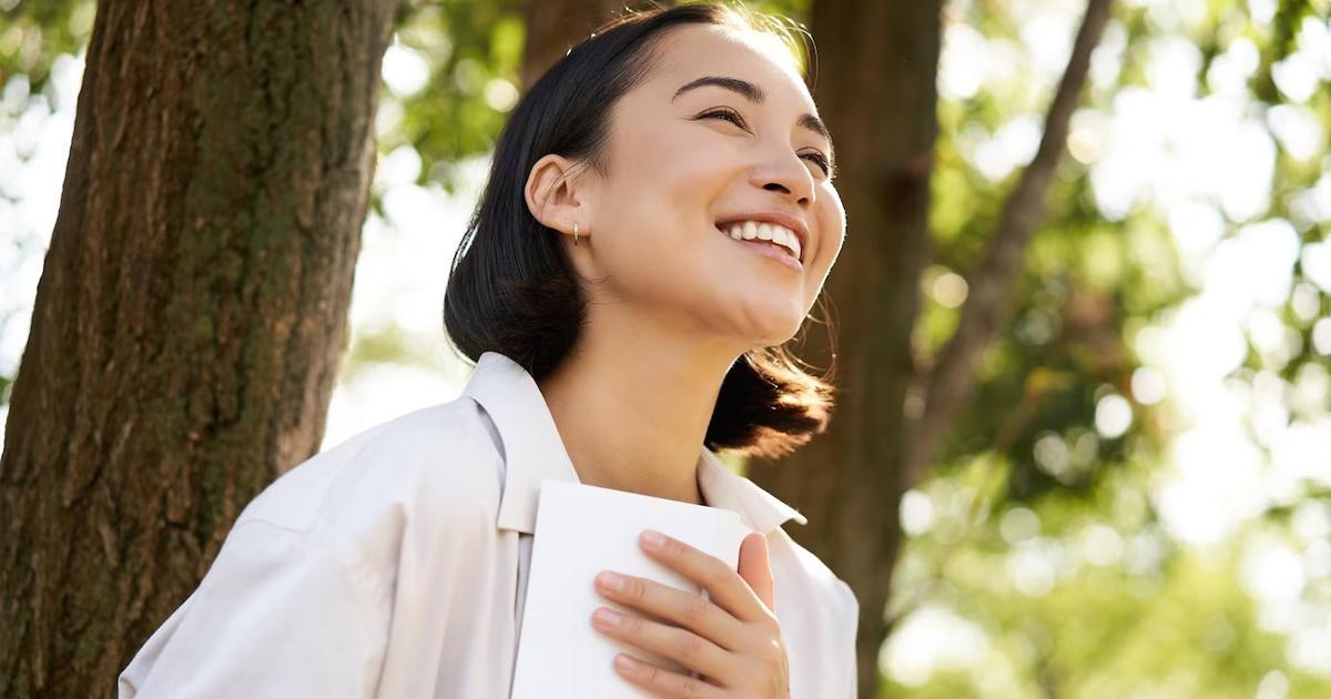 Hình ảnh một học sinh vui mừng vì làm đúng bài tập hoặc đạt điểm cao