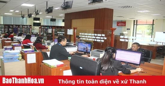 Người dân làm thủ tục hành chính sau sáp nhập xã