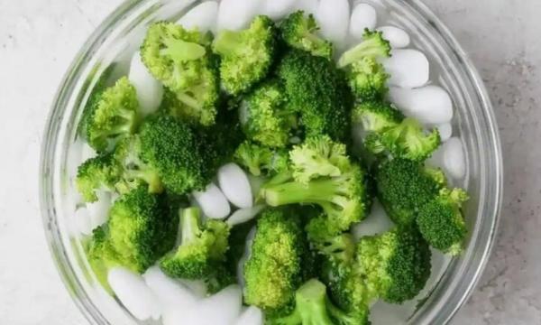 Trứng luộc đang được ngâm trong tô nước đá lạnh