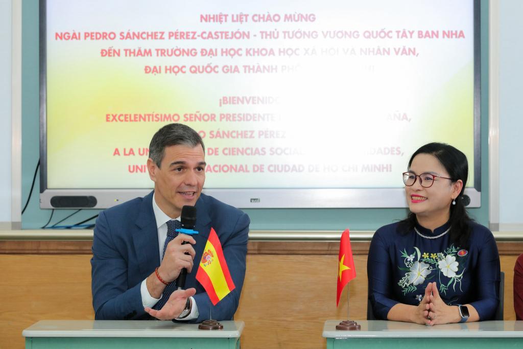 Người đang học và nghiên cứu về ma trận với biểu cảm tập trung và hứng thú