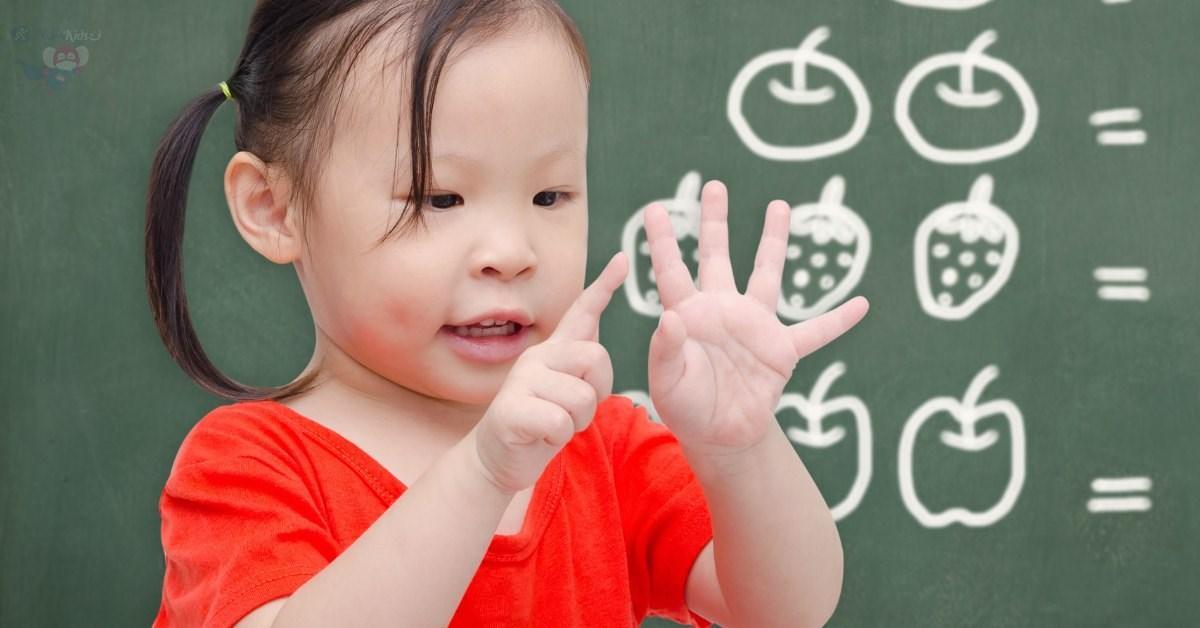 Bé tập đếm số tự nhiên bằng ngón tay